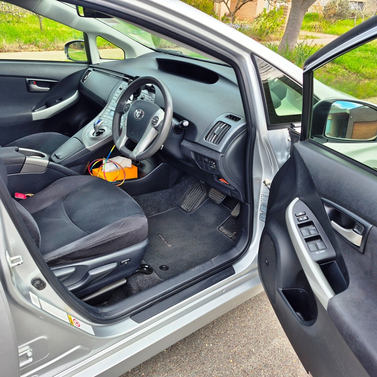 
								2013 Toyota Prius HYBRID full									