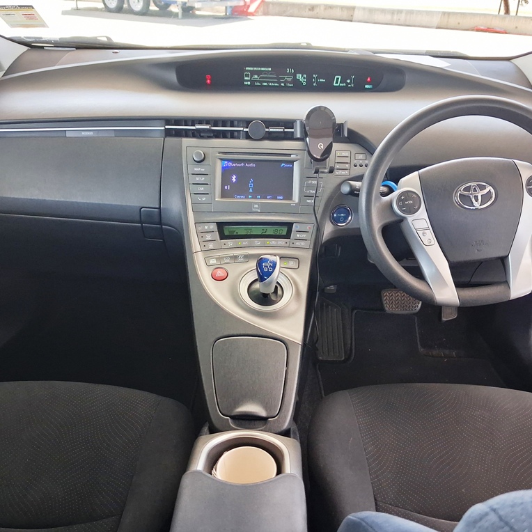 
								2013 Toyota Prius HYBRID full									