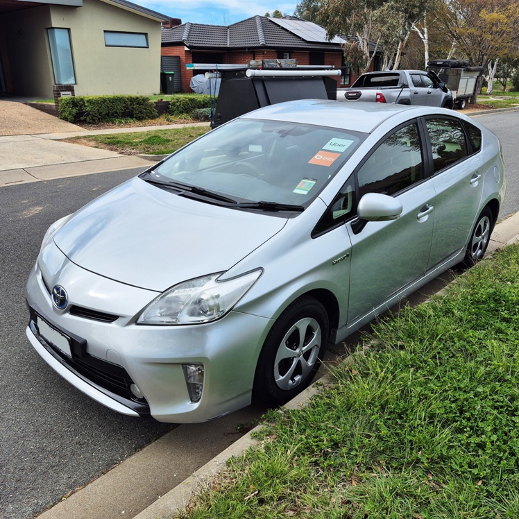 
								2013 Toyota Prius HYBRID full									