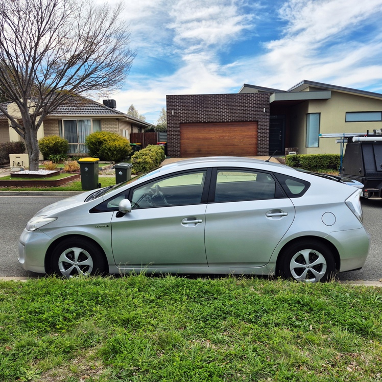 
								2013 Toyota Prius HYBRID full									