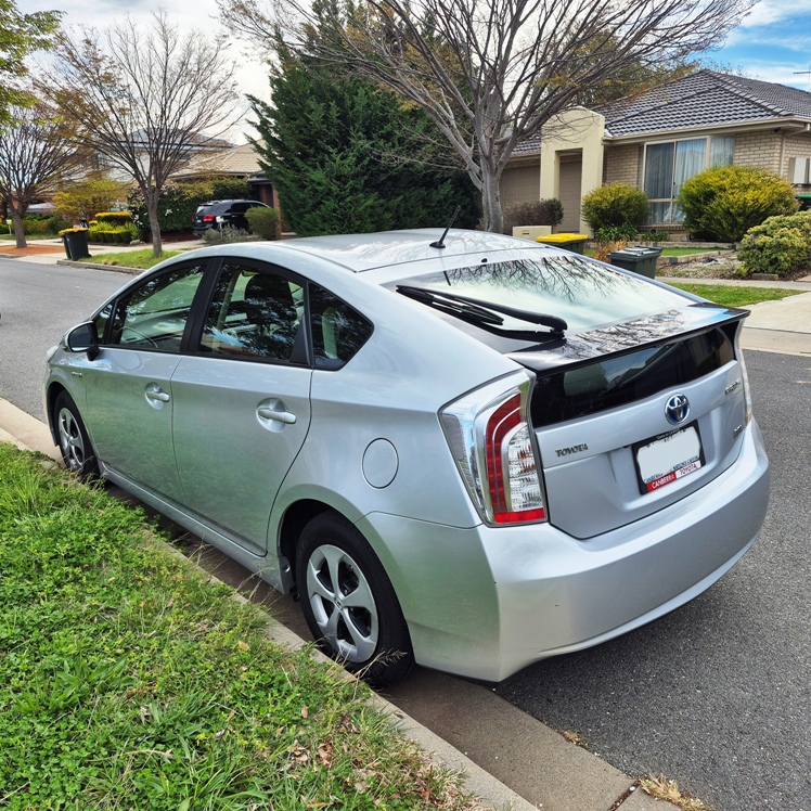 
								2013 Toyota Prius HYBRID full									