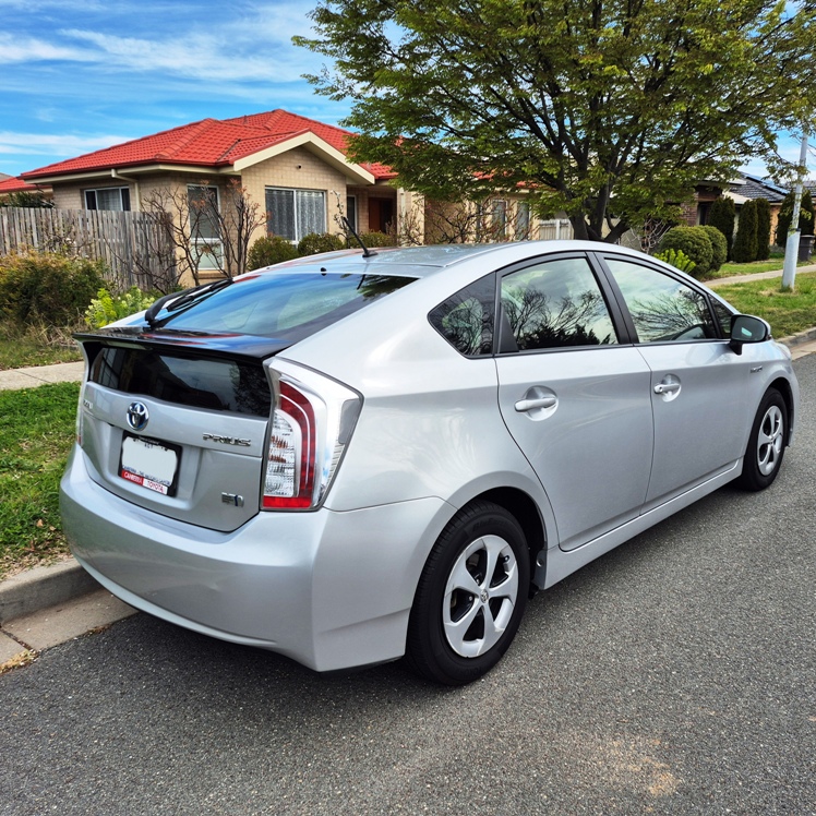 
								2013 Toyota Prius HYBRID full									