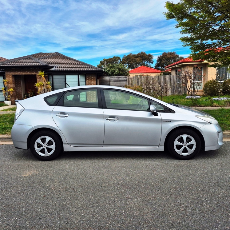 
								2013 Toyota Prius HYBRID full									