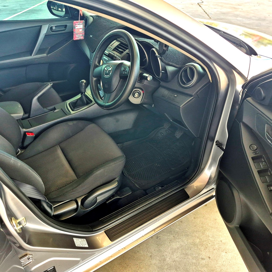 
								2009 Mazda 3 full									