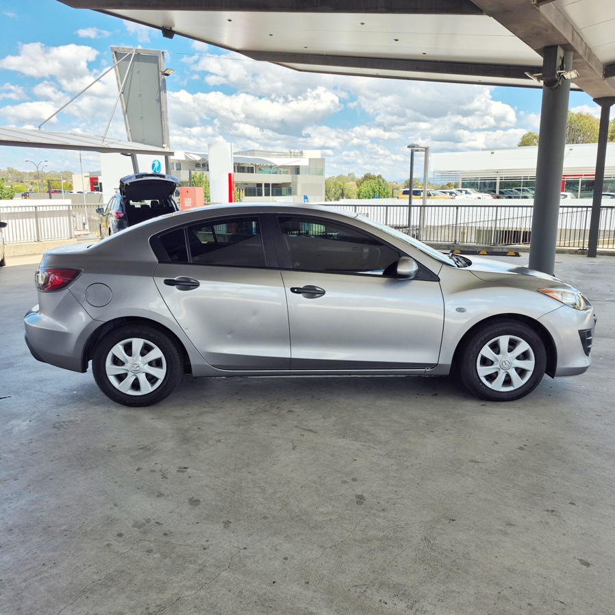 
								2009 Mazda 3 full									