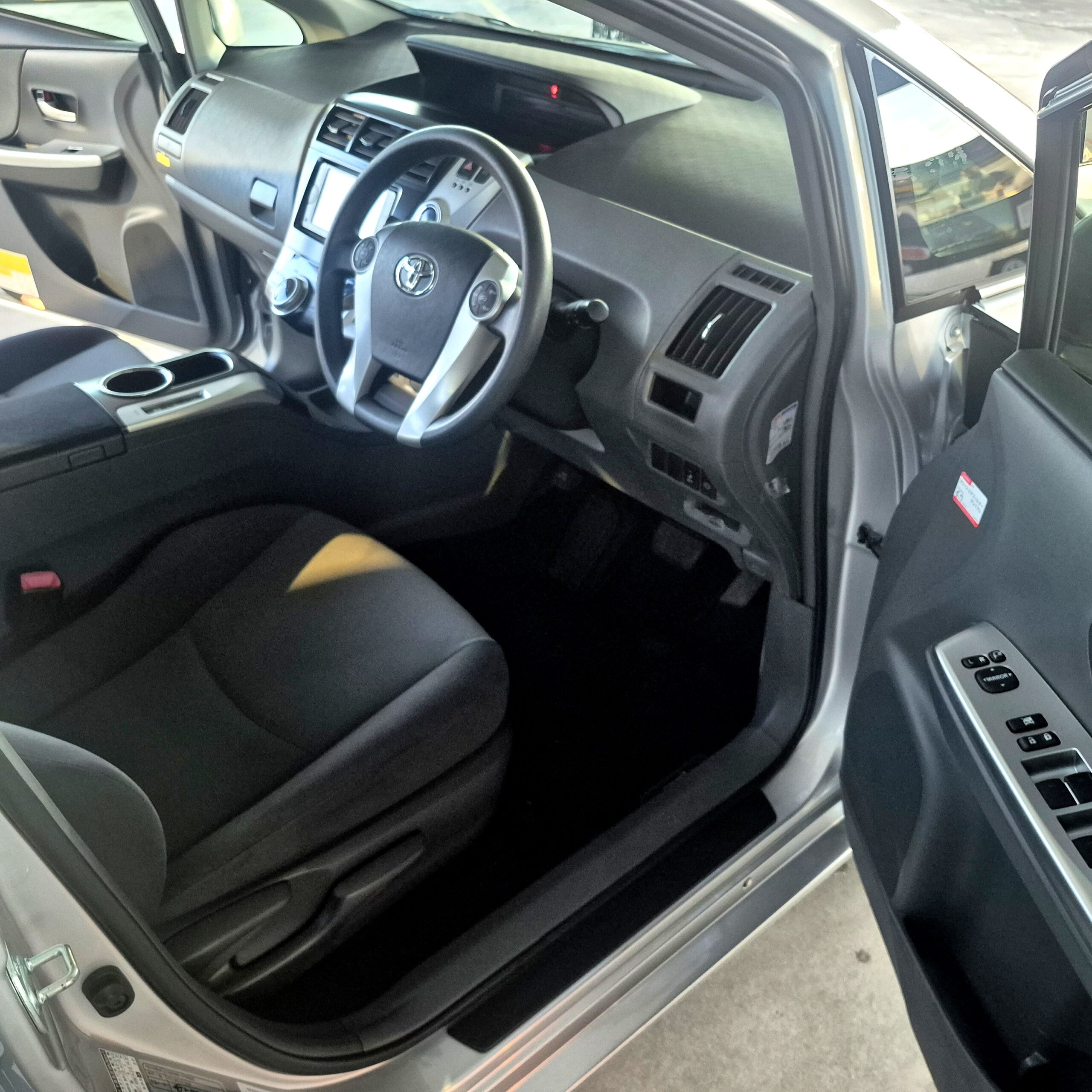 
								2014 Toyota Prius Alpha HYBRID – 30 C full									