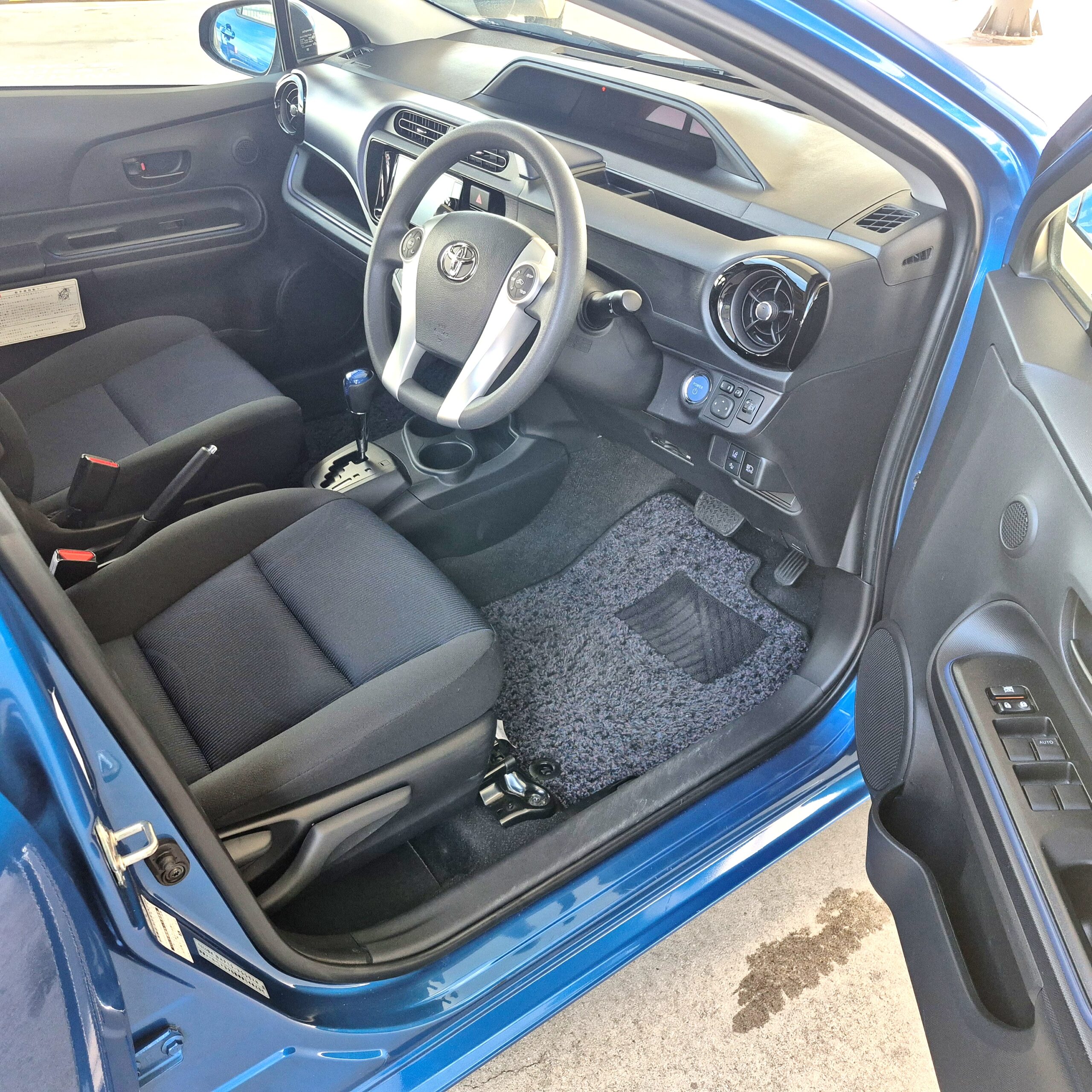 
								2016 Toyota Aqua HYBRID – 40 C full									