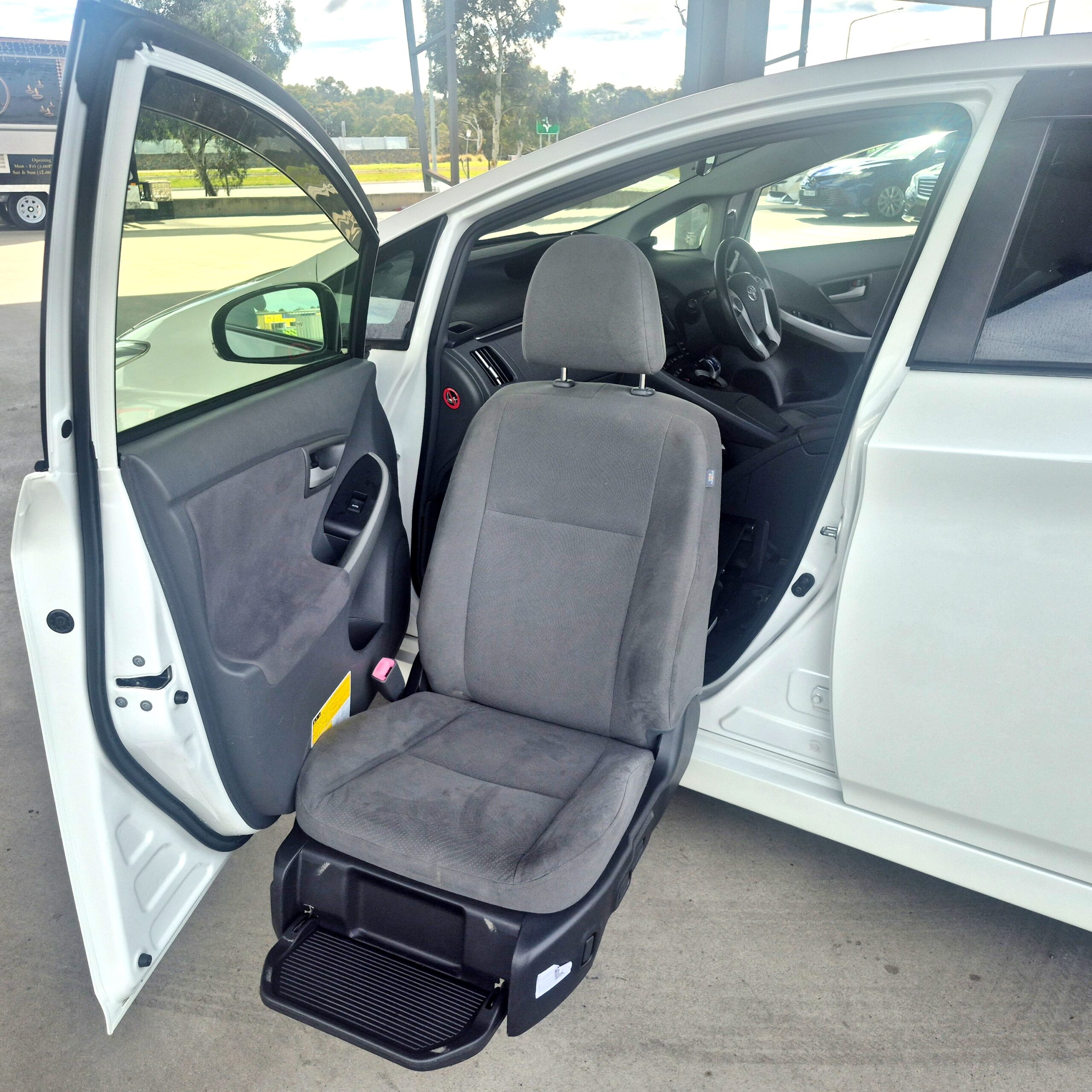 
								2010 Toyota Prius HYBRID – 42 C full									