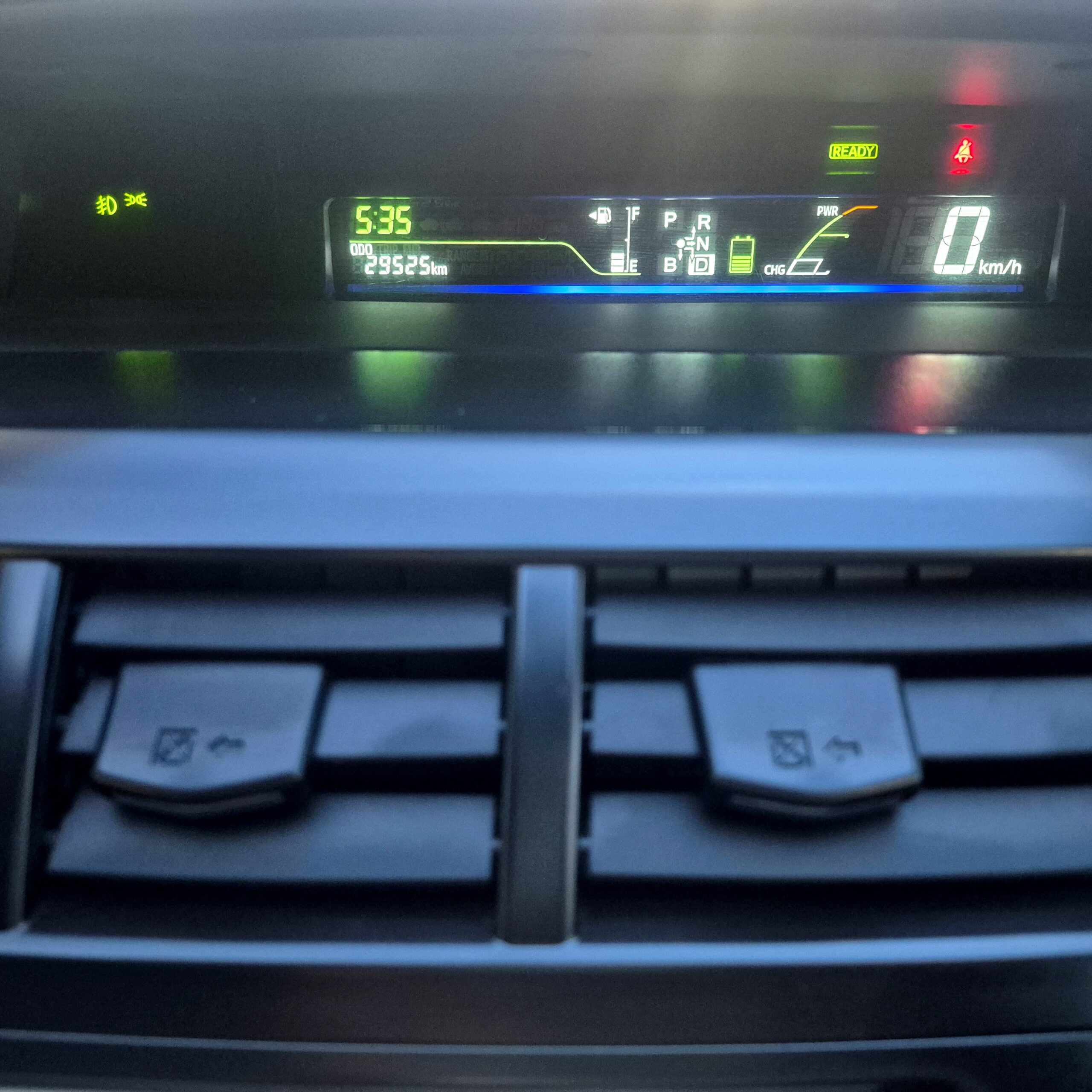 
								2014 Toyota Prius Alpha HYBRID – 30 C full									