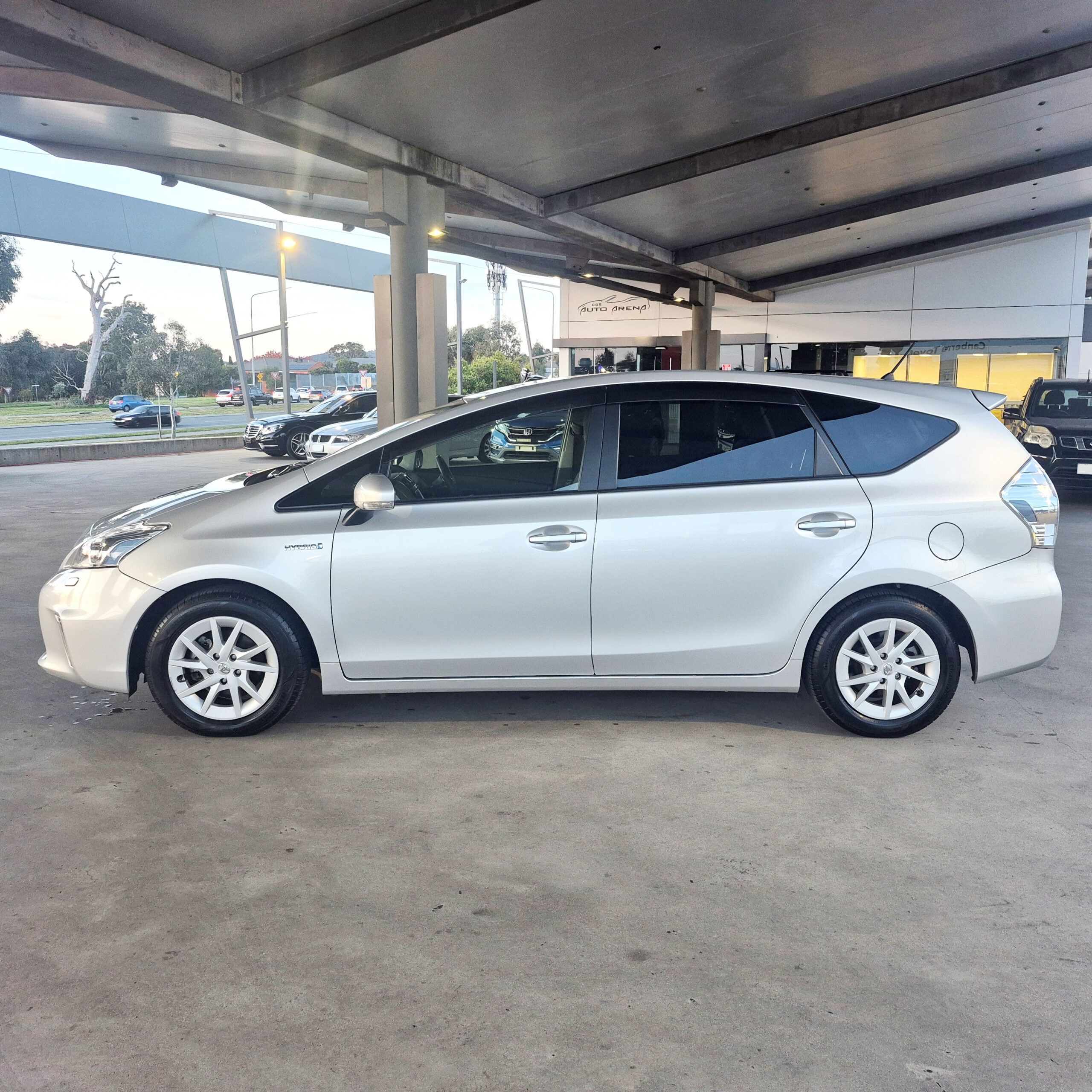
								2014 Toyota Prius Alpha HYBRID – 30 C full									