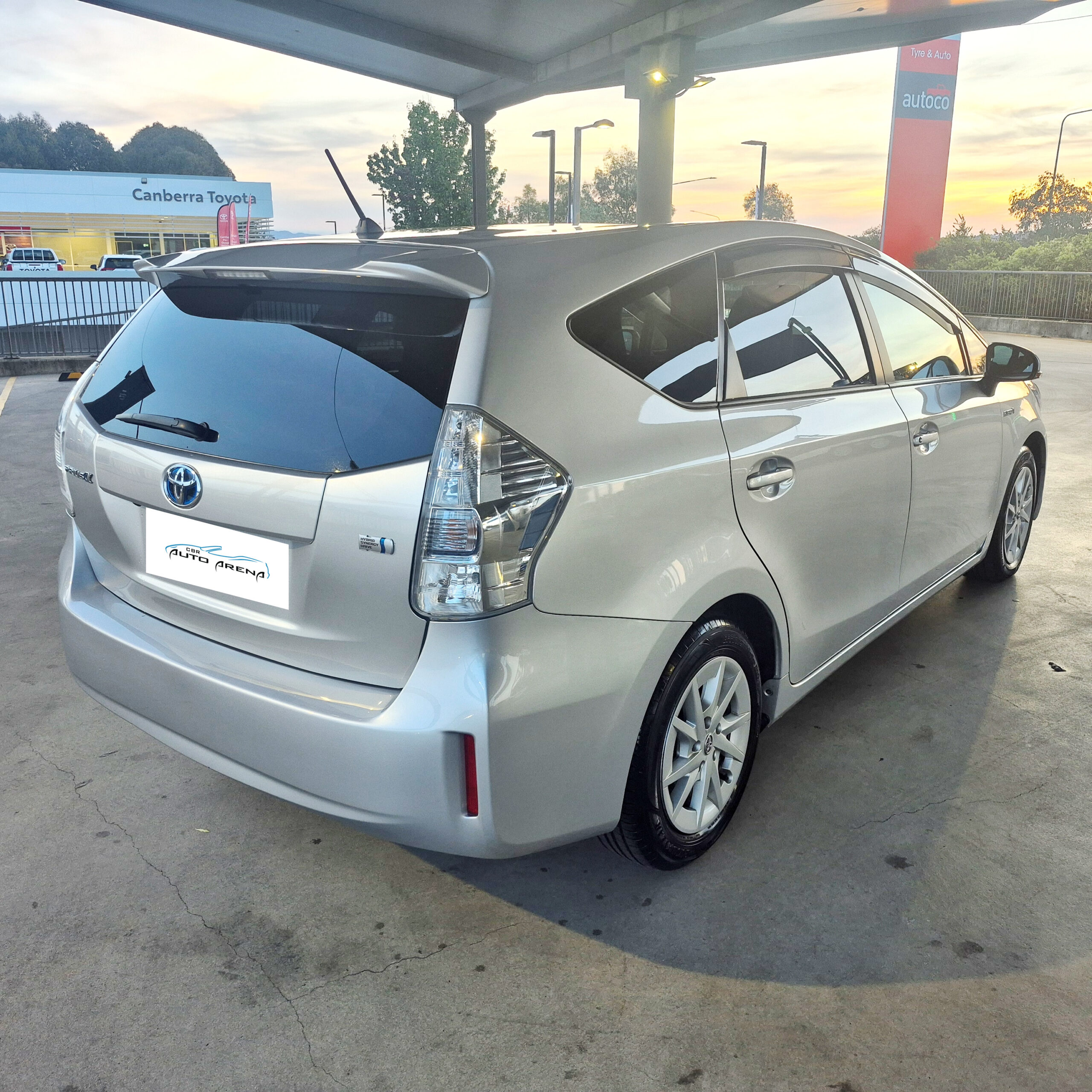 
								2014 Toyota Prius Alpha HYBRID – 30 C full									