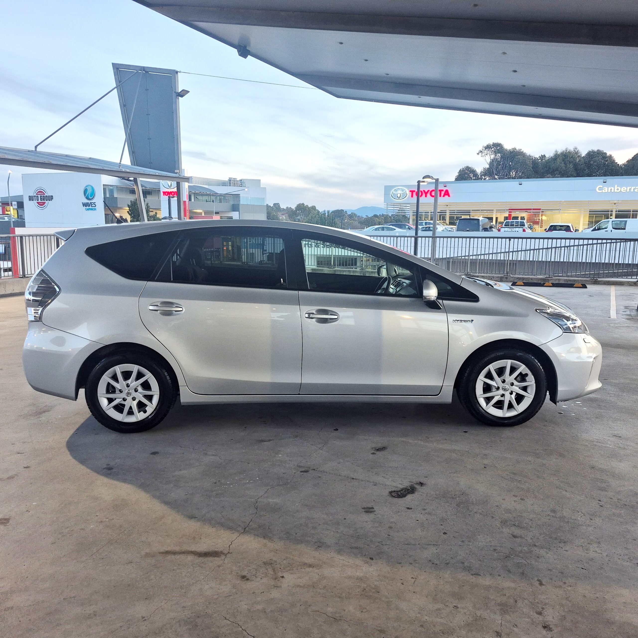 
								2014 Toyota Prius Alpha HYBRID – 30 C full									