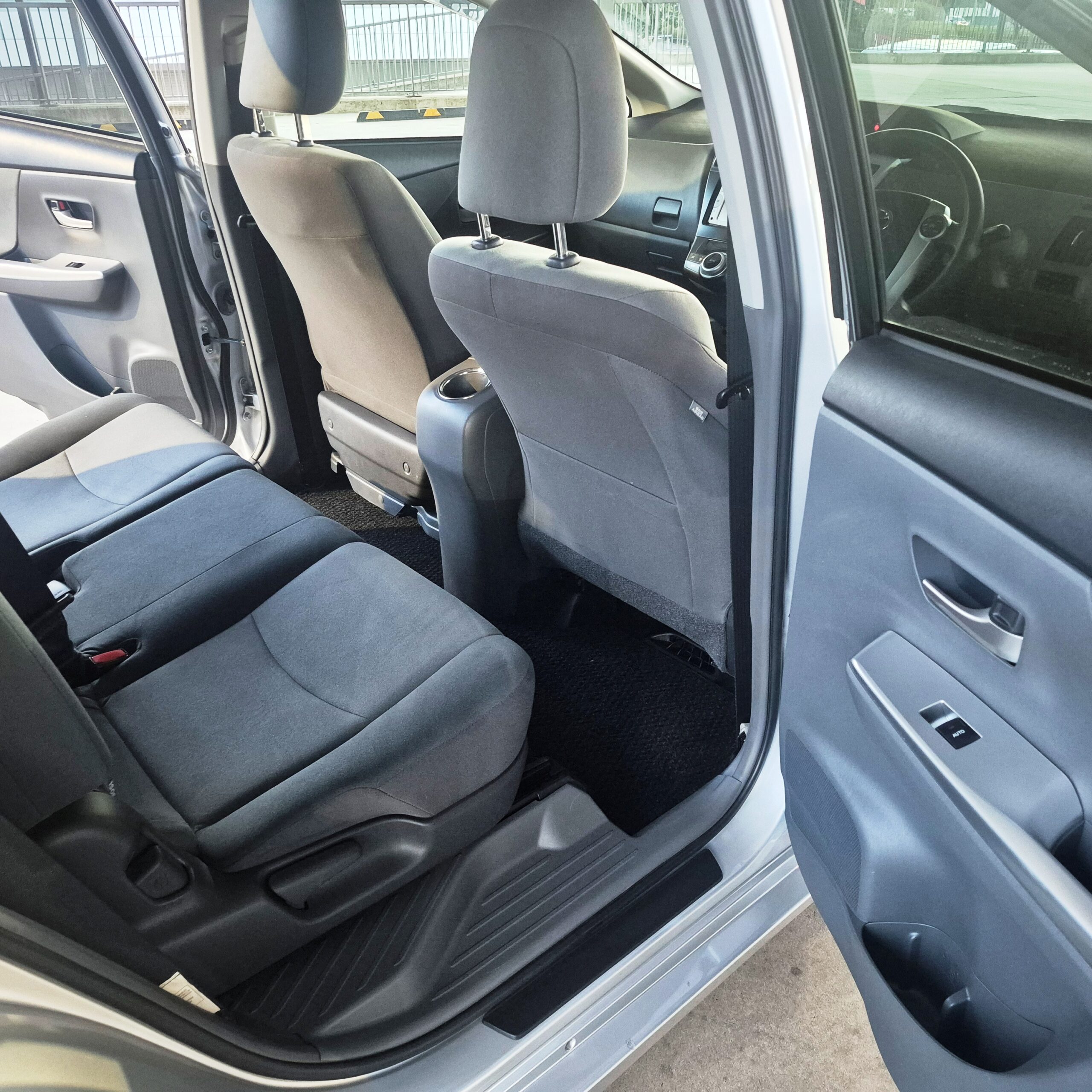 
								2014 Toyota Prius Alpha HYBRID – 30 C full									