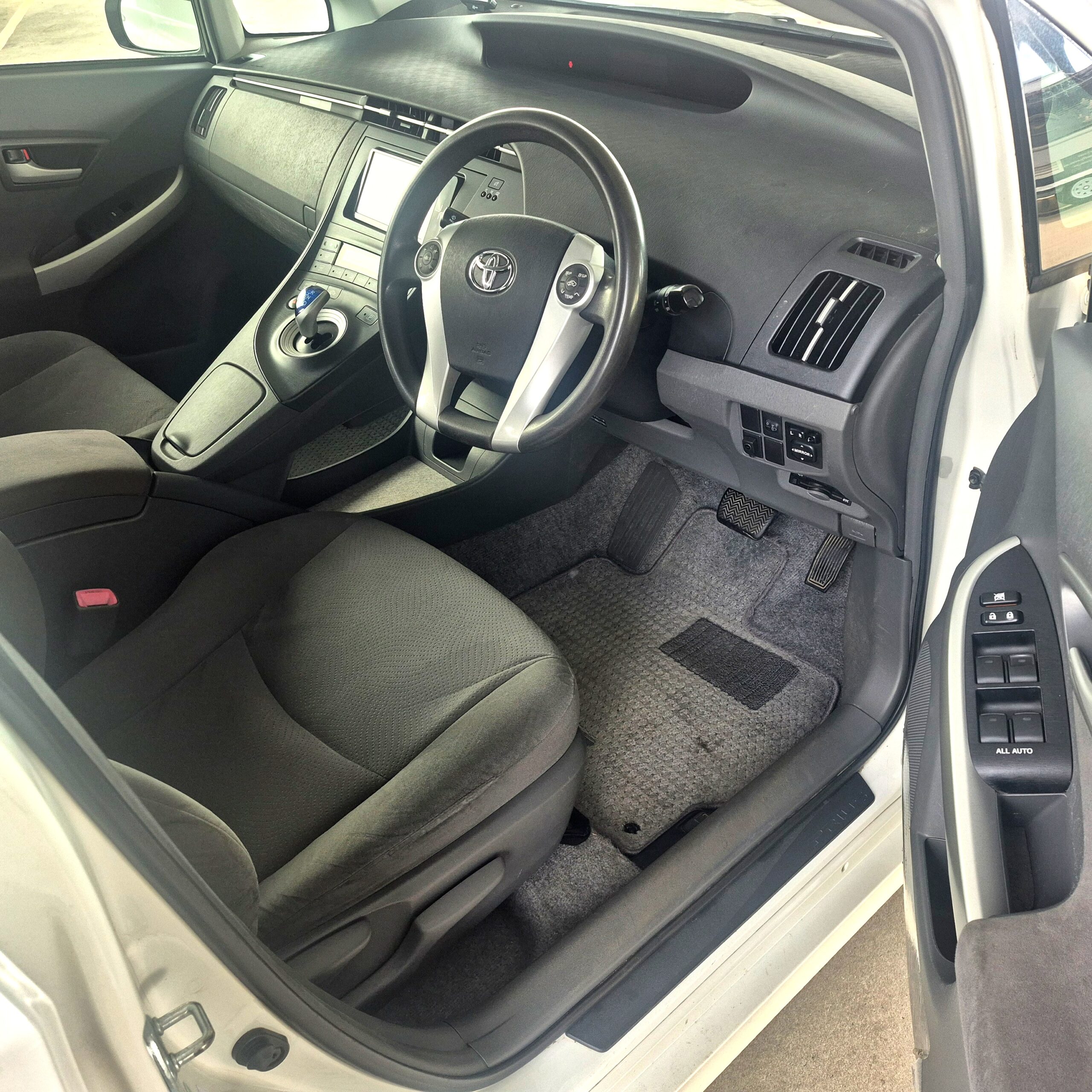 
								2010 Toyota Prius HYBRID – 42 C full									